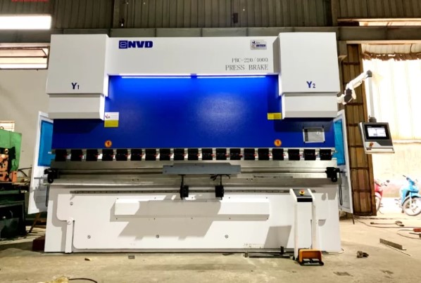 Máy chấn tôn thủy lực 200 tấn – PBC 220T/3200